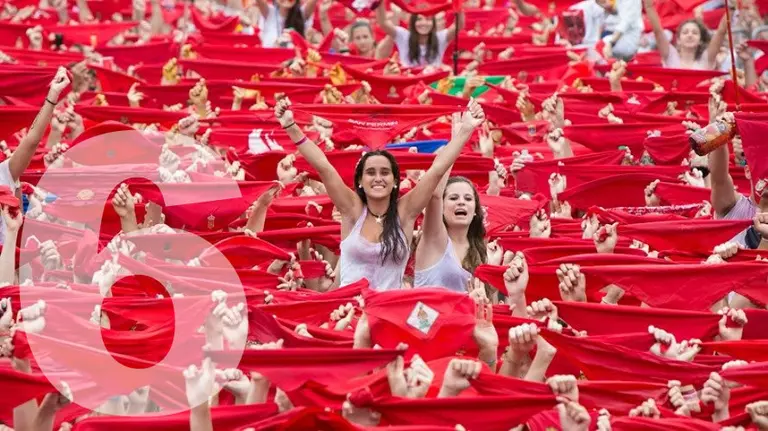 Jóvenes en el Chupinazo de Pamplona. San Fermín, sanfermines, fiesta, pañuelo. CRISTINA NÚÑEZ BAQUEDANO