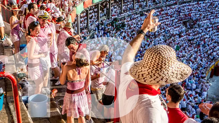 Tendido de sol de la plaza de Toros de Pamplona en San Fermín. Sanfermines. ÍÑIGO ALZUGARAY
