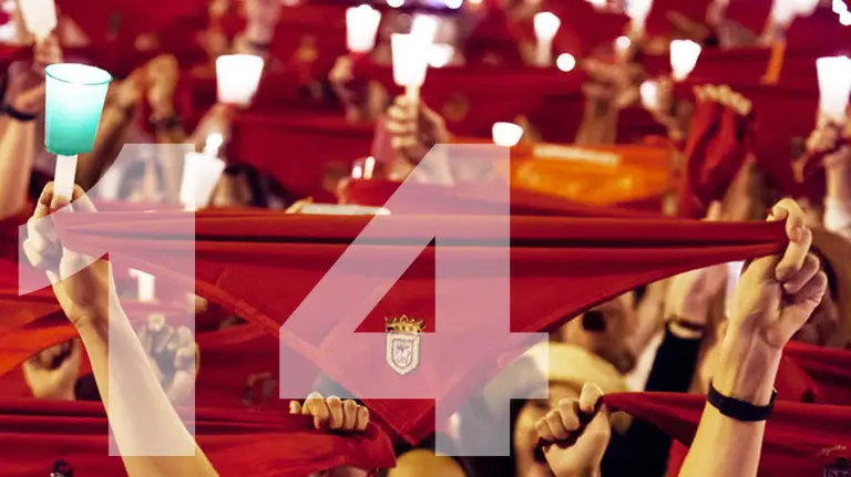 Una persona alza un pañuelico de San Fermín durante el Pobre de Mí. GARZARON (PAMPLONA.ES)