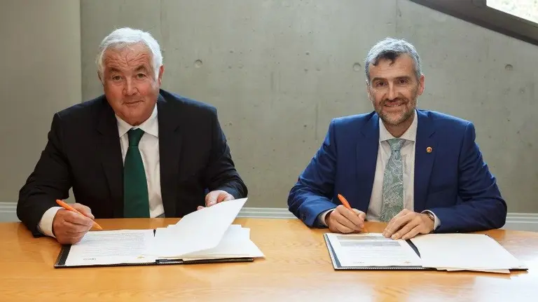 Ignacio Terés, a la izquierda, y Alfonso Carlosena, en la firma del convenio.