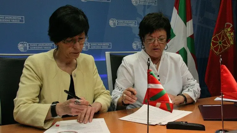 Las consejeras Beltrán de Heredia y Beaumont suscriben el protocolo de colaboración.