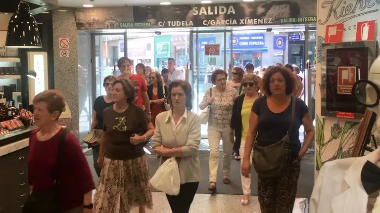 Empiezan las rebajas en El Corte Inglés de Pamplona. 