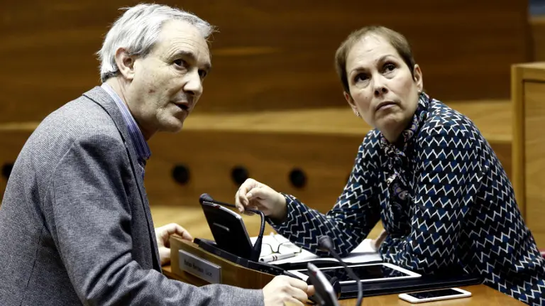 El consejero de Hacienda, Mikel Aranburu, y la presidenta del Gobierno, Uxue Barkos. EFE