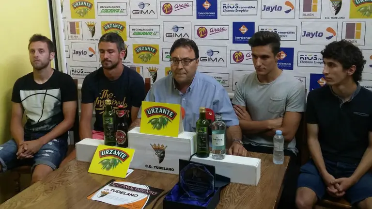 Jesús Miranda junto a los cuatro fichajes. Foto web Tudelano.