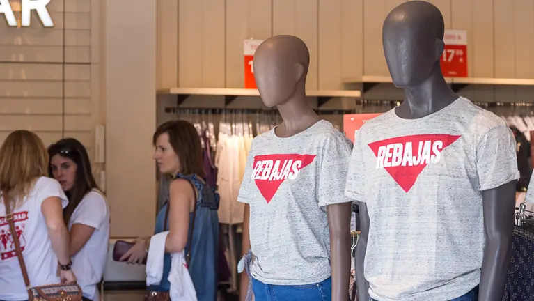 Inicio de las rebajas de verano (4). IÑIGO ALZUGARAY