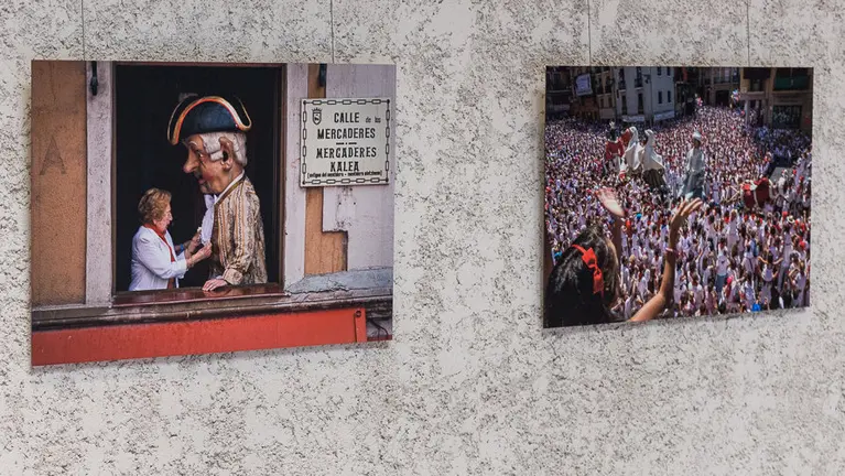 La concejala Maider Beloki presenta la exposición fotográfica sanferminera -Versus- de los fotógrafos navarros Maite Hernández Mateo, Clemente Bernad, Daniel Ochoa de Olza y Cristina Nuñez Baquedano (4). IÑIGO ALZU