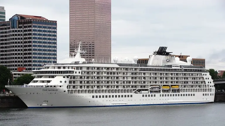 Crucero aboard the world.