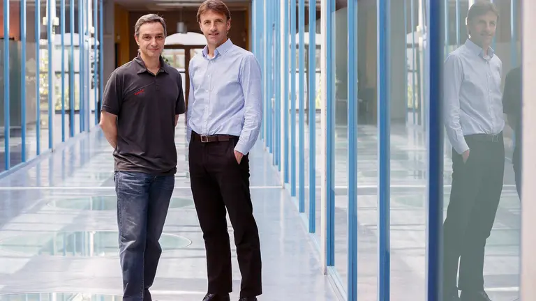 Los profesores Fermín Mallor (izq.) y Javier Belloso, en el campus de la UPNA.