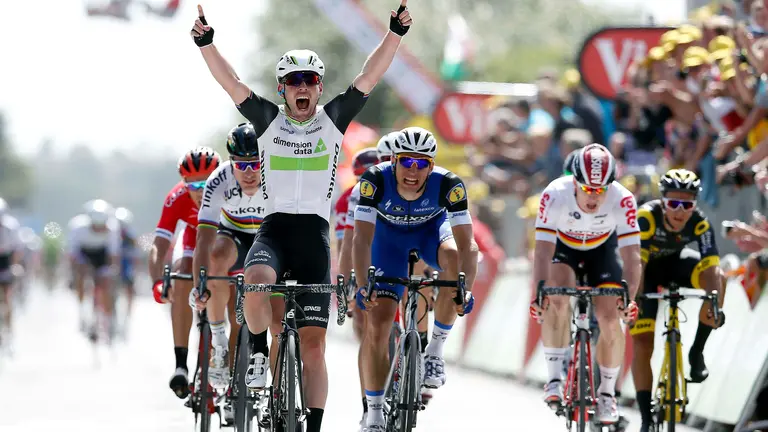 . Utah Beach Sainte-marie-du-mont (France), 02/07/2016.- Team Dimension Data rider Mark Cavendish of Britain celebrates after winning the first stage of the 103rd edition of the Tour de France cycling race over 188km between Mont-Saint-Michel and Utah Beach Sainte-Marie-du-Mont, France, 02 July 2016. (Ciclismo, Francia) EFE/EPA/YOAN VALAT