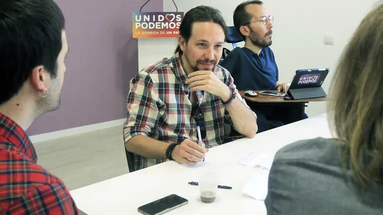 GRA059. MADRID, 02/07/2016.- El secretario general de Podemos, Pablo Iglesias (c, y el secretario de Organización, Pablo Echenique (d), durante la reunión que han mantenido hoy con los secretarios autonómicos del partido para analizar los resultados de las elecciones y valorar la situación actual de la coalición. EFEVíctor Lerena