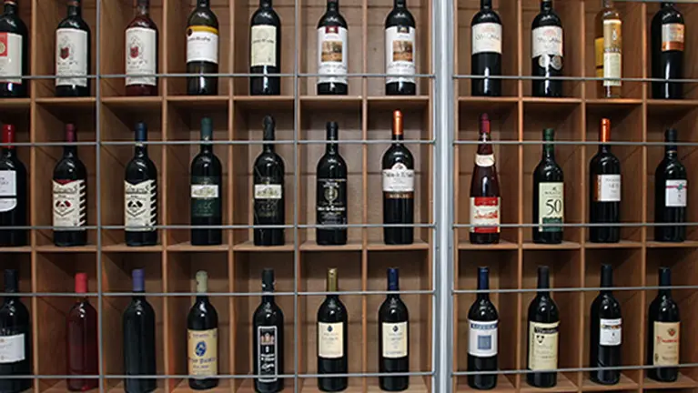 Botellero con diferentes tipos de vinos.