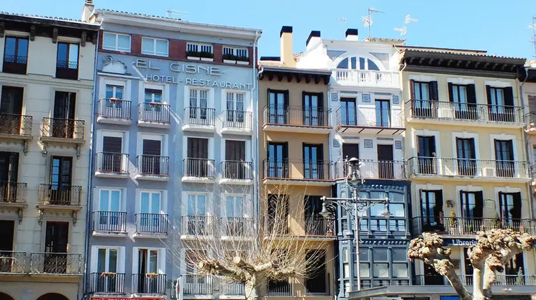 Viviendas en la Plaza del Castillo de Pamplona.