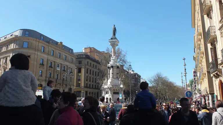 Niños a hombros en el Paseo Sarasate frente a la Estatuade los Fueros. S. REDíN