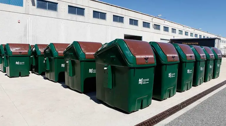 Contenedores de materia orgánica, conocidos como  el quinto contenedor.