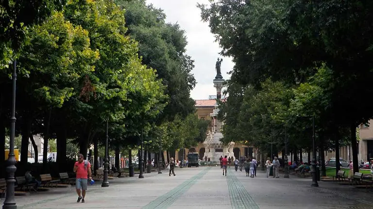 Paseo Sarasate de Pamplona con la estatua a los Fueros.
