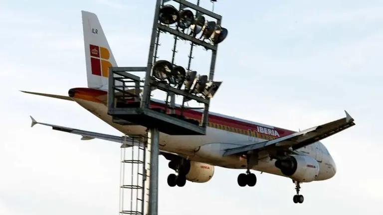 Un avión de Iberia aterrizando.