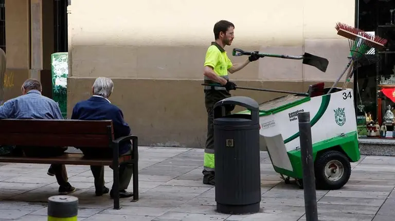 Un trabajador de la Mancomunidad barre en la calle Felipe Gorriti de Pamplona.