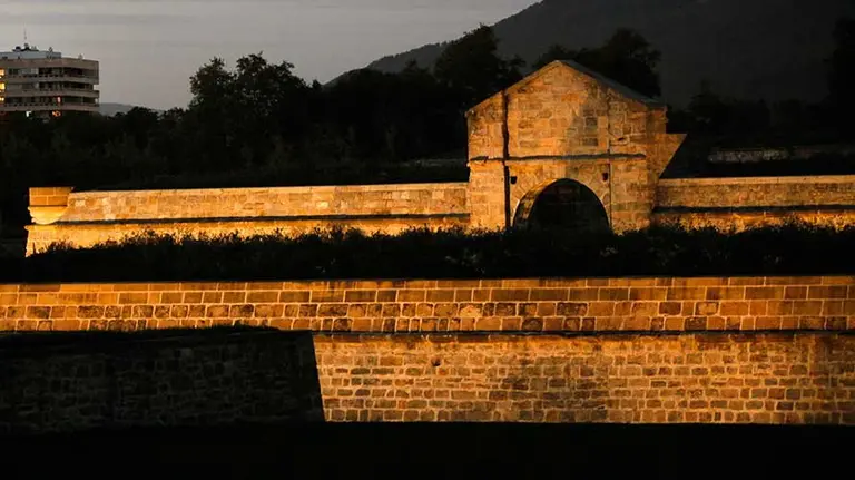 Las murallas de la Ciudadela iluminadas.