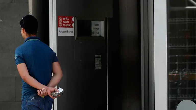 Un joven en la puerta del Servicio Navarro de Empleo.
