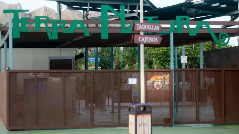Entrada del parque Terra Natura de Benidorm, donde falleció una trabajadora, víctima del ataque de un tigre. EFE. MANUEL LORENZO