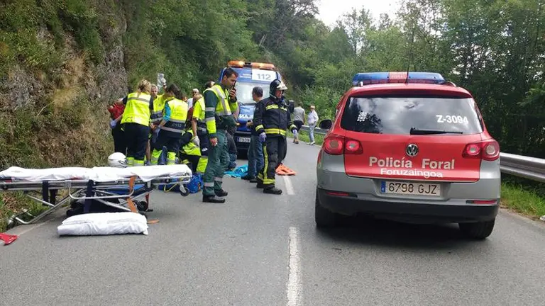 Una patrulla de la Policía Foral atiende en un accidente de circulación (EP).