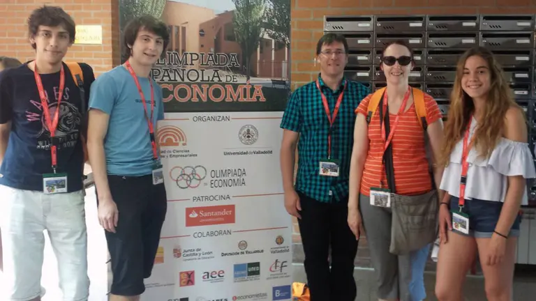 De izq. a dcha. Martín de Miguel Silió, Juan Agüero Moraga, Jon Benito Ostolaza (profesor y secretario de la Facultad de Ciencias Económicas y Empresariales de la UPNA), Clara Salanueva Beldarraín (profesora del IES Zizur)