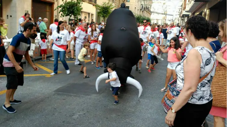 Particular encierro de los navarros en Alcoy. BORJA ORTIZ