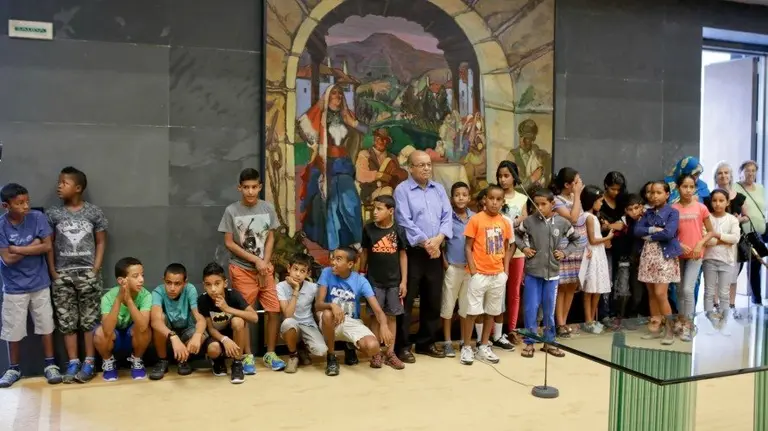 Niños saharauis con Baladi Benamar, delegado del Sáhara occidental en Navarra