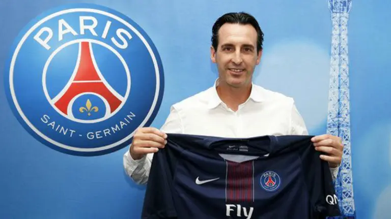 Unai Emery con la camiseta de su nuevo equipo. Twitter.