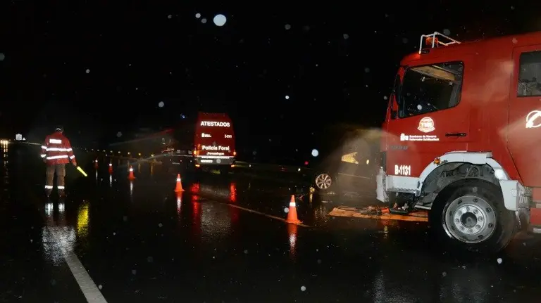 Bomberos trabajando en el suceso del accidente mortal de esta noche. 