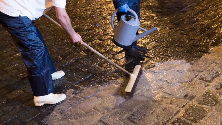 Operarios echan antideslizante desde Santo Domingo hasta la curva de Mercaderes. PABLO LASAOSA 04