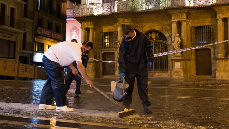 Operarios echan antideslizante desde Santo Domingo hasta la curva de Mercaderes. PABLO LASAOSA 05