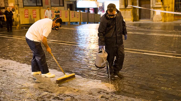 Operarios echan antideslizante desde Santo Domingo hasta la curva de Mercaderes. PABLO LASAOSA 06