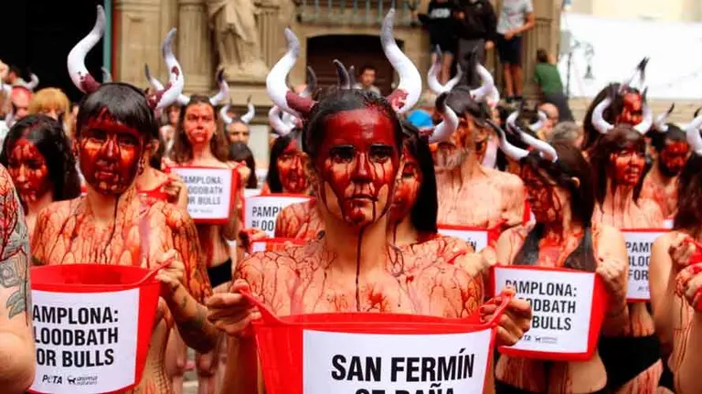 La asociación animalista PETA protesta contra las corridas de Toros en la Plaza Consistorial. S. REDíN (2)