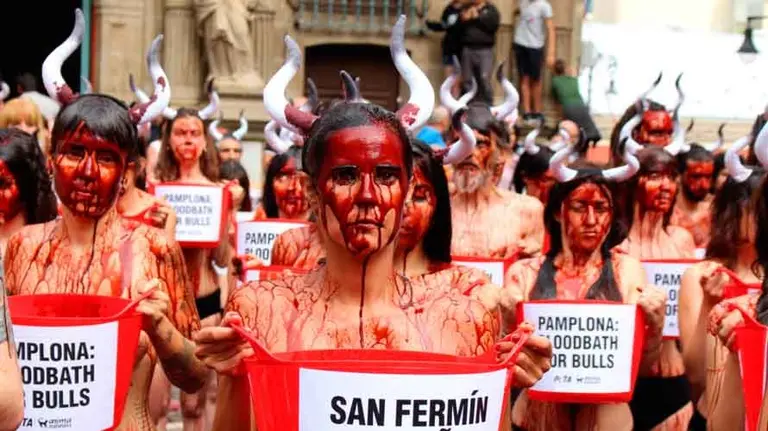 La asociación animalista PETA protesta contra las corridas de Toros en la Plaza Consistorial. S. REDíN (3)