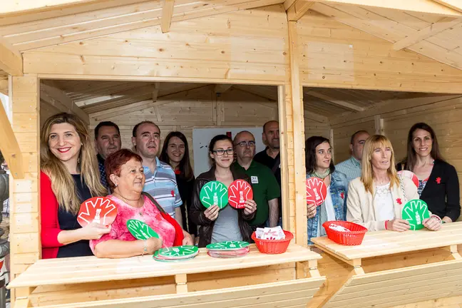 La concejala especial de Igualdad y LGTBI, Laura Berro, presenta la caseta-punto de información dentro de la campaña _Por unas fiestas libres de agresiones sexistas. IÑIGO A