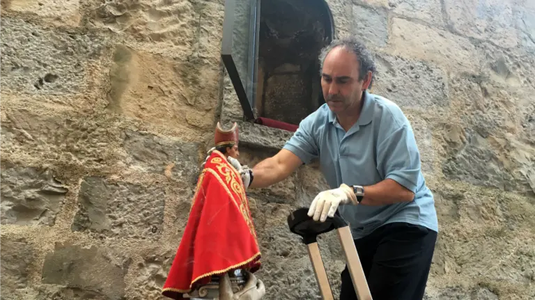 Empleados municipales retiran de la hornacina la  réplica de San Fermín