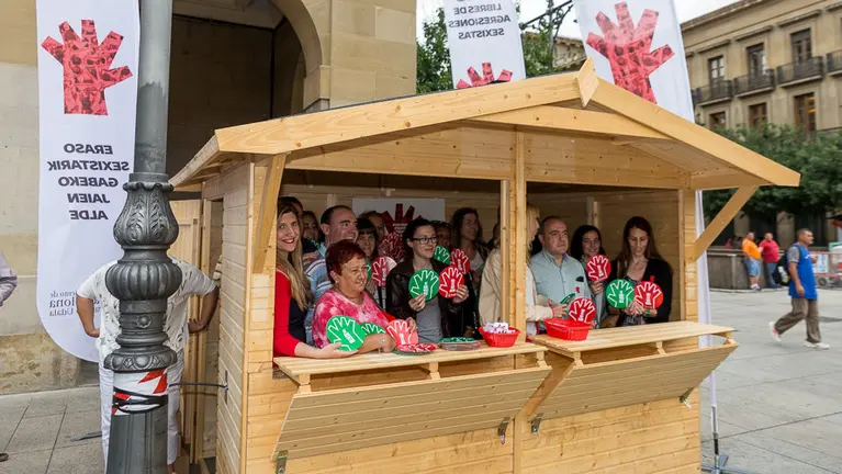 La concejala especial de Igualdad y LGTBI, Laura Berro, presenta la caseta-punto de información dentro de la campaña _Por unas fiestas libres de agresiones sexistas. IÑIGO A (3)