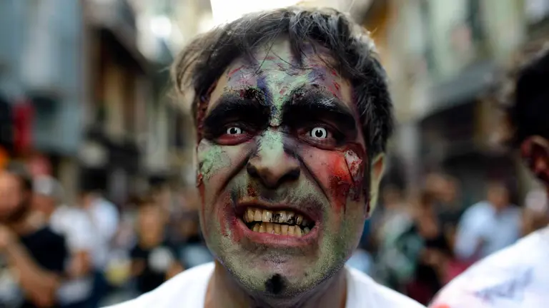 El encierro zombie organizado por Kukuxumusu recorre el tramo de la calle Estafeta. PABLO LASAOSA 05