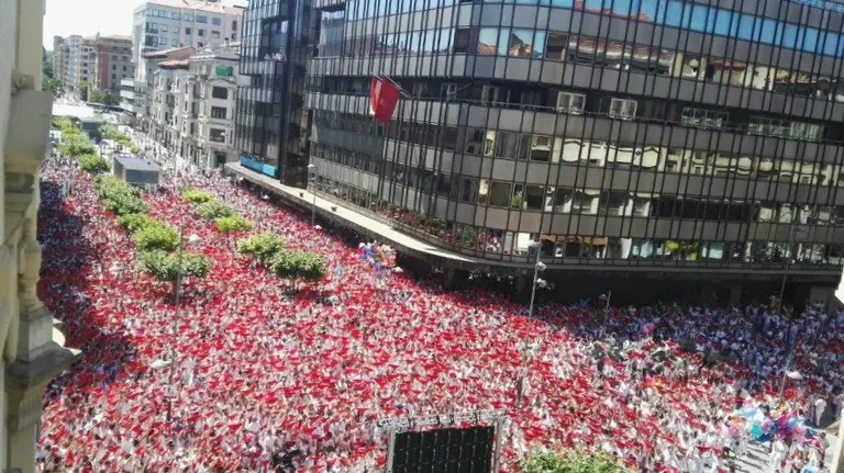 Carlos III, abarrotado ante la pantalla que retransmite el Chupinazo 2016. 