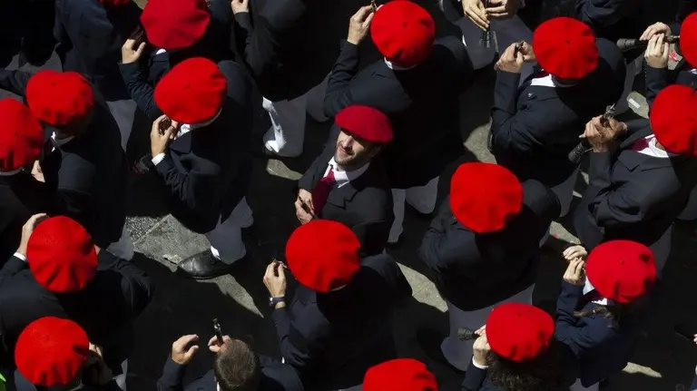 Los gaiteros de Pamplona hacen sonar sus gaitas para que miles de personas celebren en la Plaza del Ayuntamiento de Pamplona tras el lanzamiento del Chupinazo. EFE. VILLAR LÓPEZ