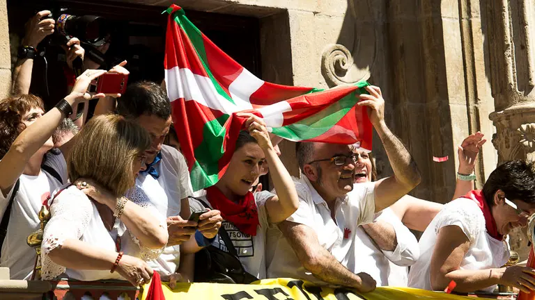 Estalla la fiesta en el casco viejo de Pamplona. PABLO LASAOSA 30