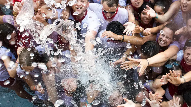 Estalla la fiesta en el casco viejo de Pamplona. PABLO LASAOSA 49