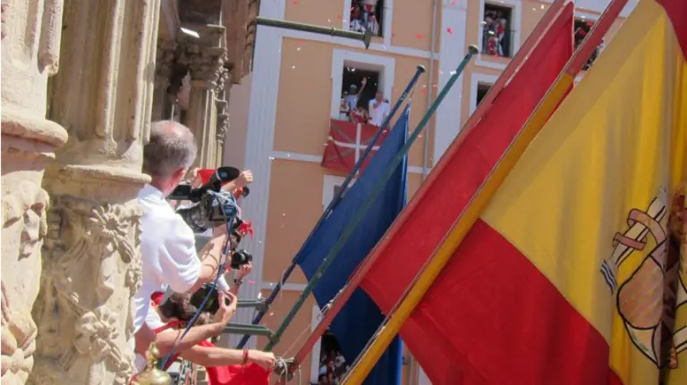 Asirón coloca un palo para una supuesta ikurriña