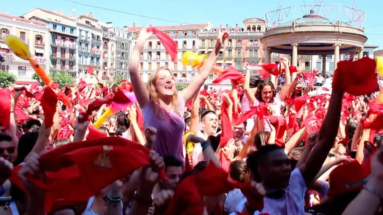 Celebración por todo lo alto del chupinazo que da comienzo a los sanfermines de 2016 desde la Plaza del Castillo de Pamplona. S. REDíN