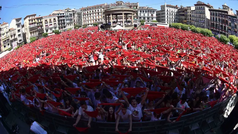 Miles de personas celebran con sus pañuelos alzados en la Plaza del Castillo, el inicio de las Fiestas de San Fermín 2016 tras el lanzamiento del tradicional chupinazo desde el balcón del Ayuntamiento de Pamplona. EFE/Daniel Fernández