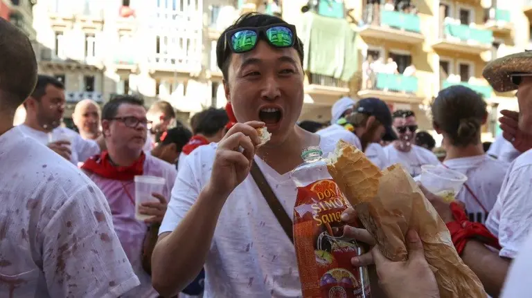 Las imágenes del ambiente en las calles de Pamplona en las primeras horas de sanfermin. MAITE H. MATEO (1)