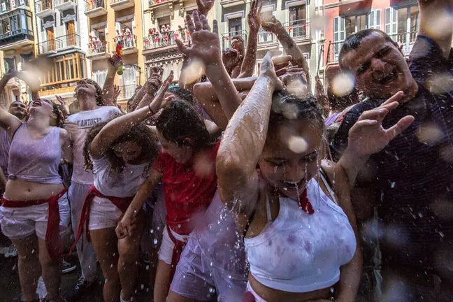 Las im&aacute;genes del ambiente en las calles de Pamplona en las primeras horas de sanfermin. MAITE H. MATEO (21)