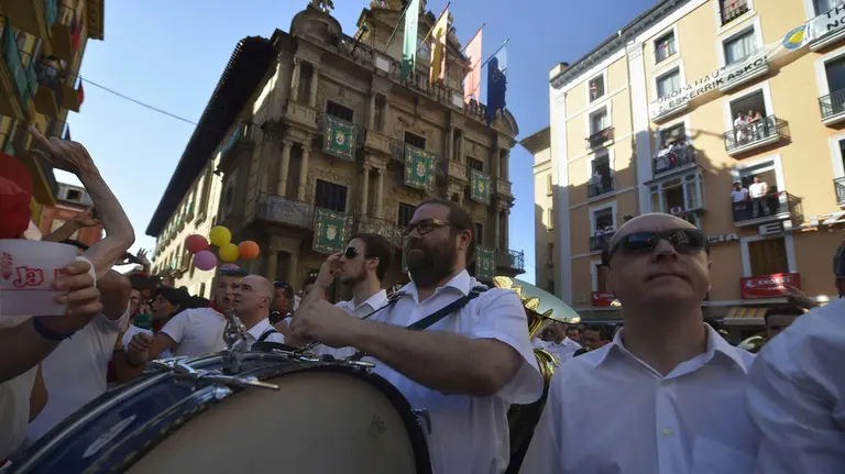 Pampona se vuelca con la celebración del tradicional Riau-riau. PABLO LASAOSA (4)