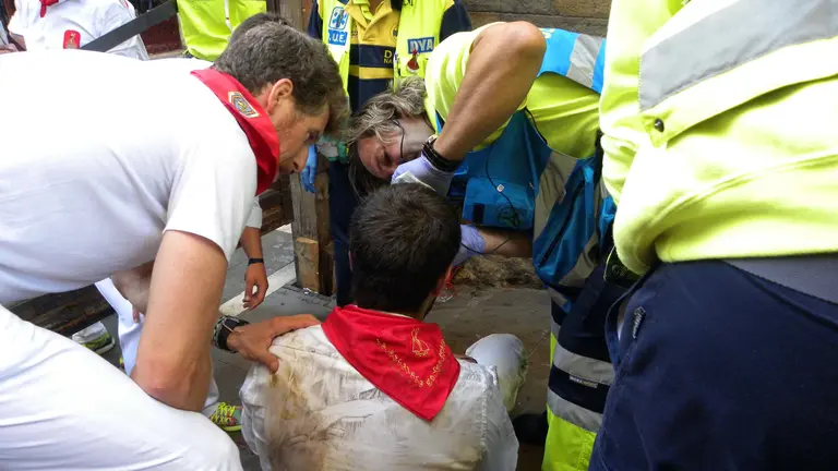 Miembros de la DYA atienden a uno de los heridos del encierro